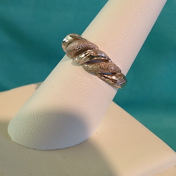 18K White Gold Ring - Picture 4 of 8